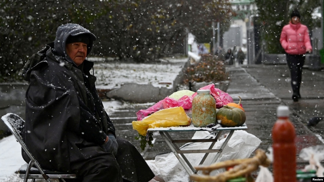 Ulični prodavac prodaje povrće u Omsku, Rusija, 24. oktobar, 2023. (Foto: REUTERS/Alexey Malgavko)