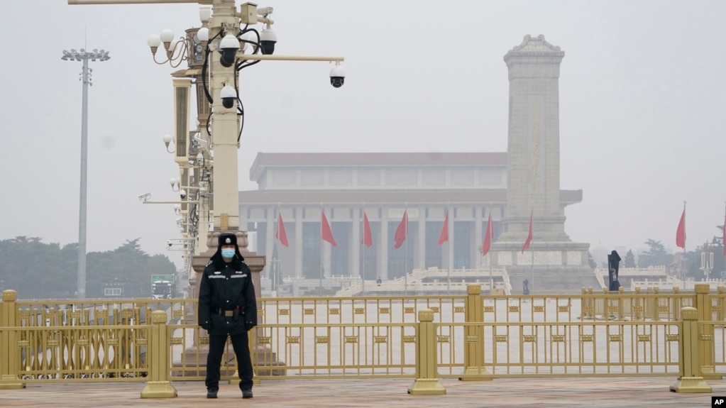 一名警察在北京天安门广场站岗执勤。（2021年3月3日）