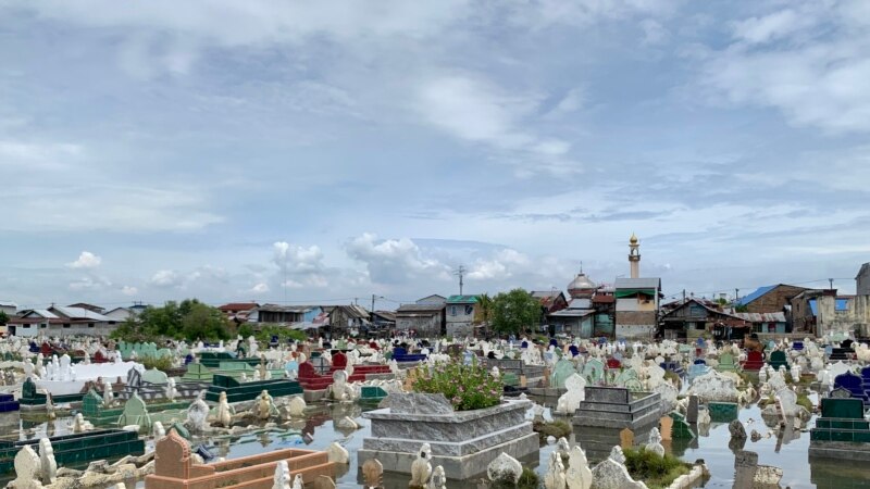 Tempat pemakaman umum di Medan Belawan, Sumatra Utara, terendam banjir rob imbas dari perubahan iklim, Jumat, 19 Mei 2023. (VOA/Anugrah Andriansyah)