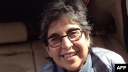 فریبا عادلخواه، پژوهشگر ایرانی-فرانسوی که پس از تحمل زندان اجازه یافت ایران را ترک کند.
