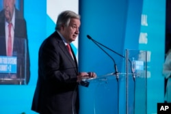 El secretario general de la ONU, Antonio Guterres, se dirige a la asamblea durante la sesión de apertura de una cumbre de tres días de la Agencia de las Naciones Unidas para la Agricultura y la Alimentación sobre sistemas alimentarios en Roma, el lunes 24 de julio de 2023. (Foto AP/Andrew Medichini)