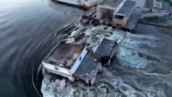 Miles de civiles ven obligados a dejar sus residencias cercanas a una represa clave en el río Dniéper