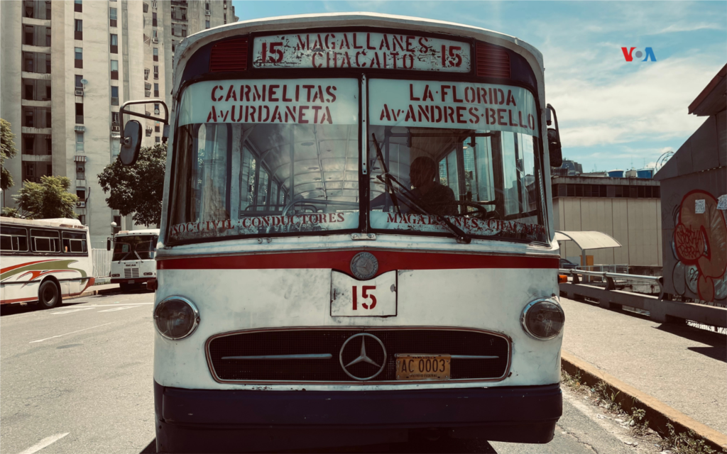 Manuel es el conductor de este autobús del año 1971. Cuenta a la VOA que tiene 25 años trabajando con la unidad. Afirma que encontrar repuestos es una &ldquo;lotería&rdquo;, no solo por lo antiguo del transporte sino por los precios.