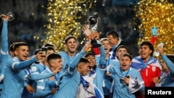 Fabricio Díaz y sus compañeros de equipo de Uruguay celebran con el trofeo después de ganar la Copa Mundial Sub-20 de la FIFA REUTERS/Agustin Marcarian