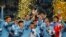 Fabricio Díaz y sus compañeros de equipo de Uruguay celebran con el trofeo después de ganar la Copa Mundial Sub-20 de la FIFA REUTERS/Agustin Marcarian