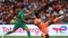 O avançado #4 Marcelo da Guiné-Bissau disputa a bola com o avançado #11 Jean Philippe Nils Stephan Krasso da Costa do Marfim durante o jogo de futebol do grupo A da Taça das Nações Africanas 2023 (Foto de FRANCK FIFE / AFP)