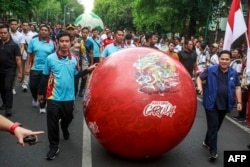 Wali Kota Solo Gibran Rakabuming Raka (kiri) dan Ketua Umum PSSI Erick Thohir (kanan) mengikuti acara promosi trofi Piala Dunia U-17 FIFA untuk turnamen sepak bola remaja di Solo, 5 November 2023. (Foto: DEVI RAHMAN/AFP )