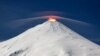 Gunung berapi Villarrica yang diselimuti salju, terlihat dari kota Villarrica, sekitar 800 kilometer selatan Santiago, Chili. Villarrica adalah salah satu gunung berapi paling aktif di Amerika Selatan. (AFP)&nbsp;