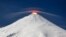 Gunung berapi Villarrica yang diselimuti salju, terlihat dari kota Villarrica, sekitar 800 kilometer selatan Santiago, Chili. Villarrica adalah salah satu gunung berapi paling aktif di Amerika Selatan. (AFP)&nbsp;
