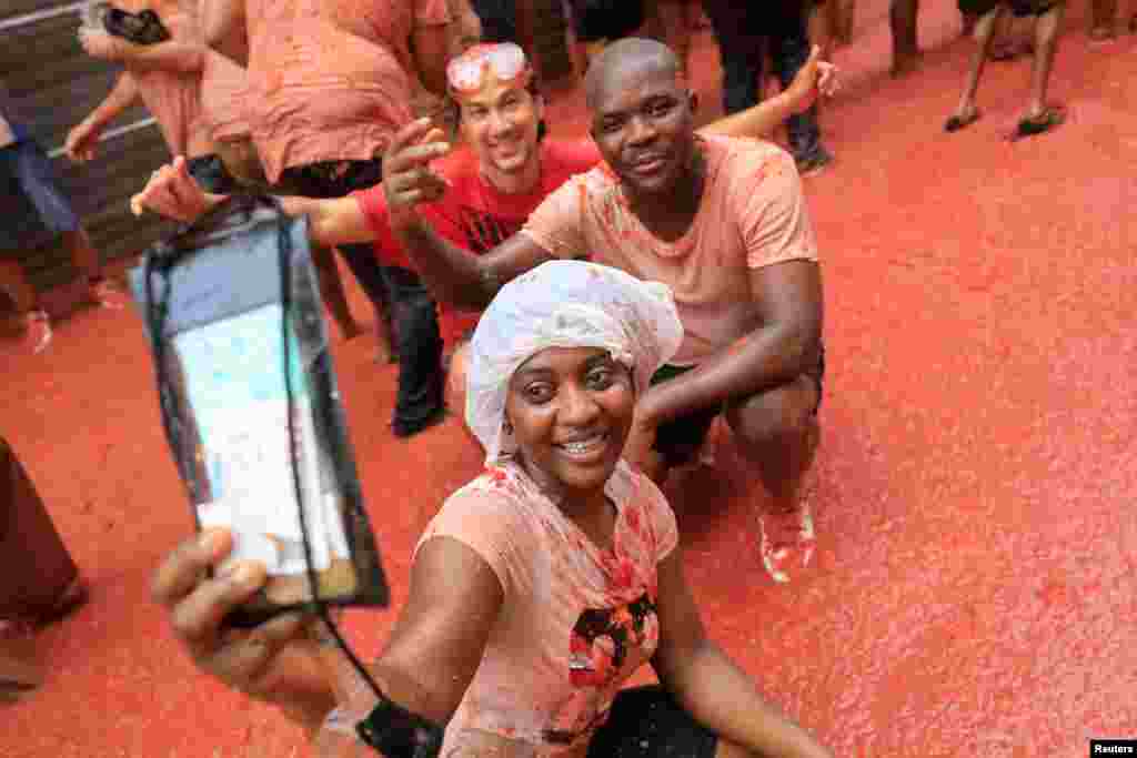 Foliões tiram uma selfie durante o festival &ldquo;La Tomatina&rdquo; em Bunol, perto de Valência, Espanha, 28 de agosto de 2024. &nbsp; 