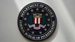 Foto Achiv: Anblem FBI sou miray yon sikisal ajans federal envestigasyon an nan Omaha, Nebraska 10 Out 2022. 