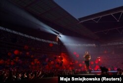 Chris Martin, vokalis Coldplay tampil memukau di Stadion Wembley, di London, Inggris, 12 Agustus 2022. (Foto: REUTERS/Maja Smiejkowska)