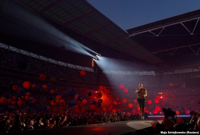 Chris Martin, vokalis Coldplay tampil di Stadion Wembley, di London, Inggris, 12 Agustus 2022. (Foto: REUTERS/Maja Smiejkowska)