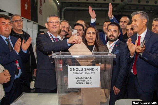 CHP Genel Başkan Adayı Özgür Özel de kurultayda oyunu kullandı.