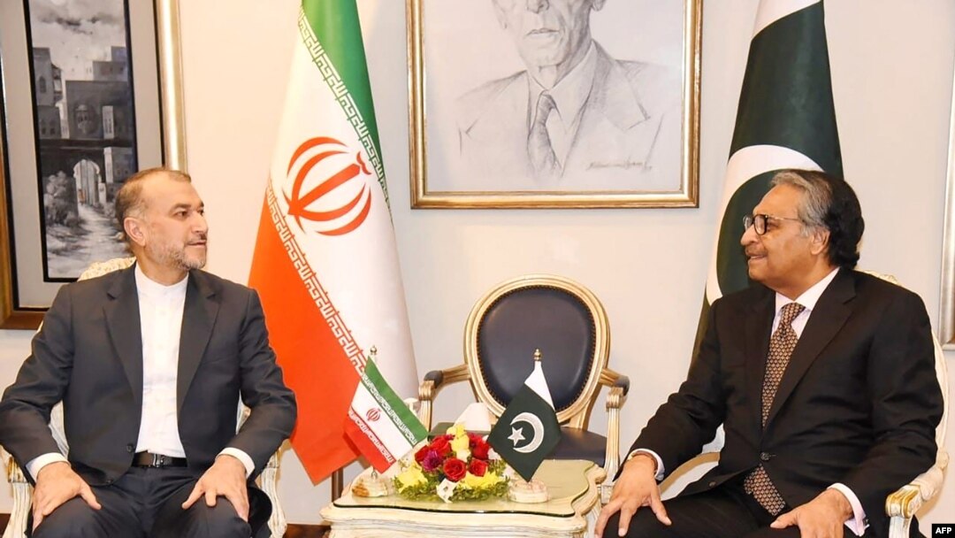 Menlu Pakistan Jalil Abbas Jilani (kanan) berbicara dengan Menlu Iran Hossein Amir-Abdollahian di kantor Kemenlu di Islamabad, 29 Januari 2024. (Kantor Luar Negeri Pakistan / AFP) 