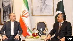 Menlu Pakistan Jalil Abbas Jilani (kanan) berbicara dengan Menlu Iran Hossein Amir-Abdollahian di kantor Kemenlu di Islamabad, 29 Januari 2024. (Kantor Luar Negeri Pakistan / AFP) 