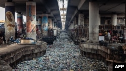 Vue générale d'un canal bouché rempli de polystyrène et de plastique à usage unique à Obalende à Lagos, Nigeria, le 23 janvier 2024.