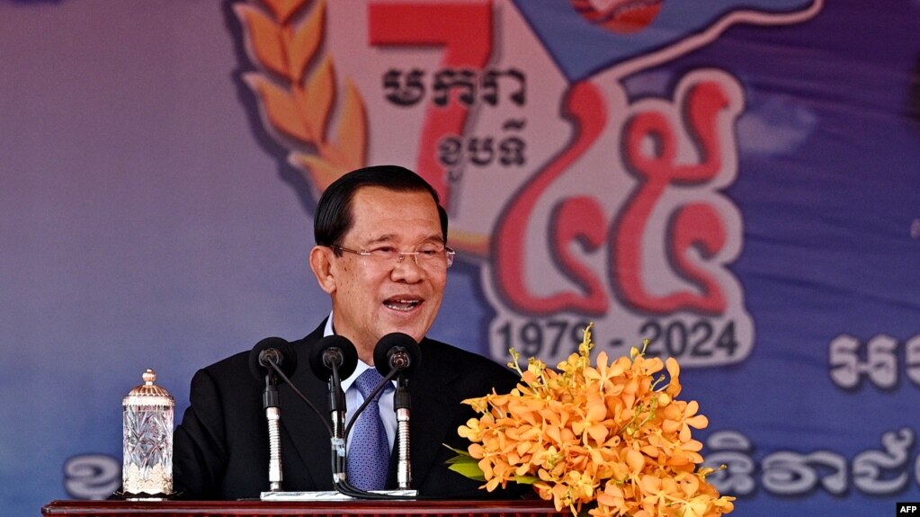 រូបឯកសារ៖ ប្រធានគណបក្ស​ប្រជាជនកម្ពុជាលោក ហ៊ុន សែន ថ្លែង​សុន្ទរកថា​នៅក្នុង​ពិធីខួបលើក​ទី៤៥ នៃការ​បង្កើតគណបក្ស​ប្រជាជនកម្ពុជា នៅរាជធានីភ្នំពេញ កាលពីថ្ងៃទី៧ ខែមករា ឆ្នាំ២០២៤។ 