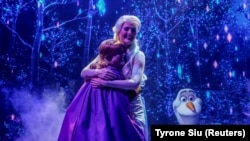 Anna dan Elsa tampil di pertunjukan bertema 'Frozen' pertama di dunia di Hong Kong Disneyland, China, 13 Oktober 2023. (Foto: REUTERS/Tyrone Siu)