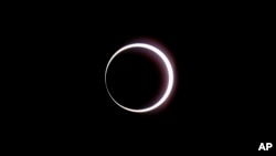 Mjesec prolazi između Zemlje i Sunca tokom retkog "vatrenog prstena" pomračenja sunca, 14. oktobra 2023. u Nacionalnom parku Bryce Canyon, Utah.
