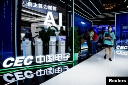 中国上海举行的世界人工智能大会上的中国电子信息产业集团的广告台。（2023年7月6日）