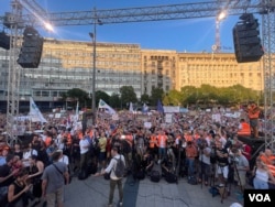 Građani učestvuju na protesnom skupu "Rudnika neće biti" protiv otvaranja rudnika litijuma u dolini reke Jadar, na Terazijama u Beogradu, 10. avgusta 2024. (Foto: Glas Amerike / Stefan Miljuš)