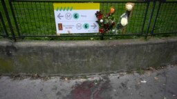 Bunga ditempatkan di lokasi di mana seorang pria bersenjata pisau menyerang orang yang lewat pada Sabtu malam, menewaskan seorang turis Jerman dan melukai dua lainnya di Paris, 3 Desember 2023.