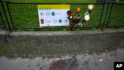 Париж, набережная Гренель: цветы на месте трагедии. 3 декабря 2023 г. 