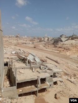 Lebih dari 8.000 orang masih hilang lebih dari dua bulan setelah banjir, dan jenazah kini ditemukan sejauh 80 kilometer lepas pantai, di Derna, Libya, 24 September 2023. (Atiyah Alhasadi/VOA)