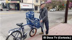 Eduardo Parrello, jubilado argentino de 70 años que reparte soda en bicicleta para comer. Fotografía tomada en Córdoba, Argentina, en enero de 2024.