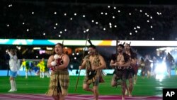 Los bailarines actúan durante la ceremonia de apertura antes del partido de fútbol de la Copa Mundial Femenina entre Nueva Zelanda y Noruega en Auckland, Nueva Zelanda.