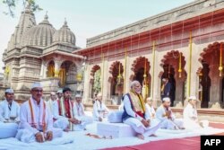 Perdana Menteri India Narendra Modi (tengah) sedang berdoa di Kuil Kalaram di Nashik, 12 Januari 2024. (PIB / AFP)