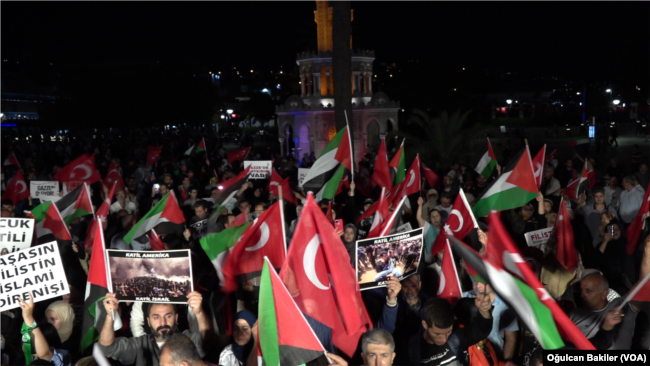Protestocular ellerinde Türk ve Filistin bayrakları taşıdı