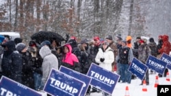 La gente espera para ingresar a un evento de campaña del expresidente Donald Trump por la candidatura presidencial republicana durante una tormenta de nieve invernal en Atkinson, Nueva Hampshire, el martes 16 de enero de 2024.