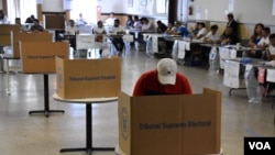 Un guatemalteco vota la mañana del 25 de junio de 2023 en el recinto electoral para el área metropolitana de Washington DC.