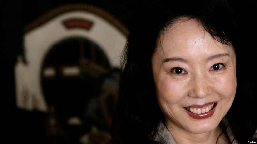 ARCHIVO - La autora china Yan Geling posa durante una entrevista en Hong Kong, el 7 de marzo de 2008.