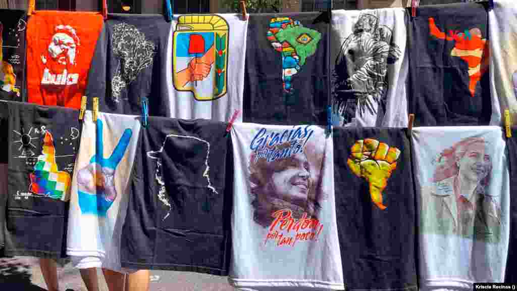 Comerciantes venden camisetas con la imagen de líderes de izquierda durante la manifestación frente al Congreso de la Nación.