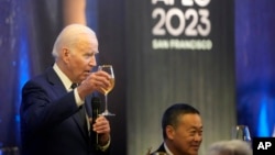 El presidente Joe Biden ofrece un brindis en la cena de jefes de delegación en la cumbre de Cooperación Económica Asia-Pacífico, el jueves 16 de noviembre de 2023, en el Museo de la Legión de Honor en San Francisco. (Foto AP/Godofredo A. Vásquez)