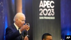 美国总统拜登出席亚太经合组织工商领导人峰会并发表祝酒词。（2023年11月16日）