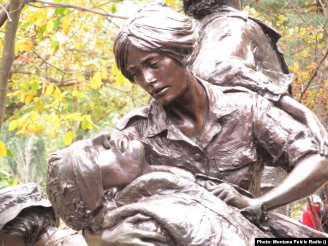 Hình chụp một phần của tượng đài Vietnam Women’s Memorial tại Washington, D.C. do điêu khắc gia Glenna Goodacre (1939 – 2020) và được Phó Tổng thống Al Gore cắt băng khánh thành nhân ngày Cựu Chiến Binh 11/11/1993. [Photo: Montana Public Radio]