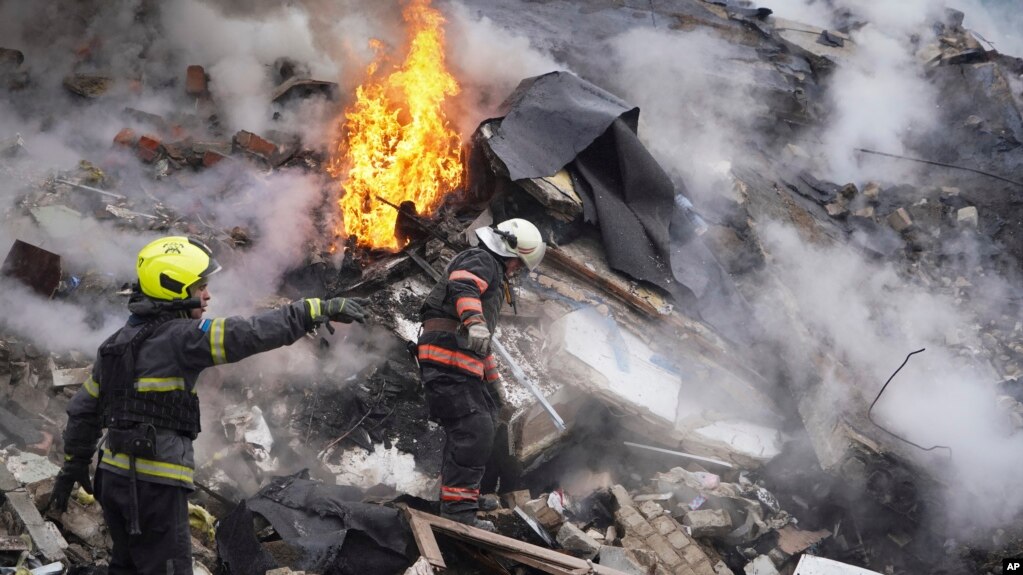 2024年1月23日，乌克兰哈尔科夫的救援人员在被俄罗斯火箭弹损坏的建筑物现场工作。（美联社照片）(photo:VOA)
