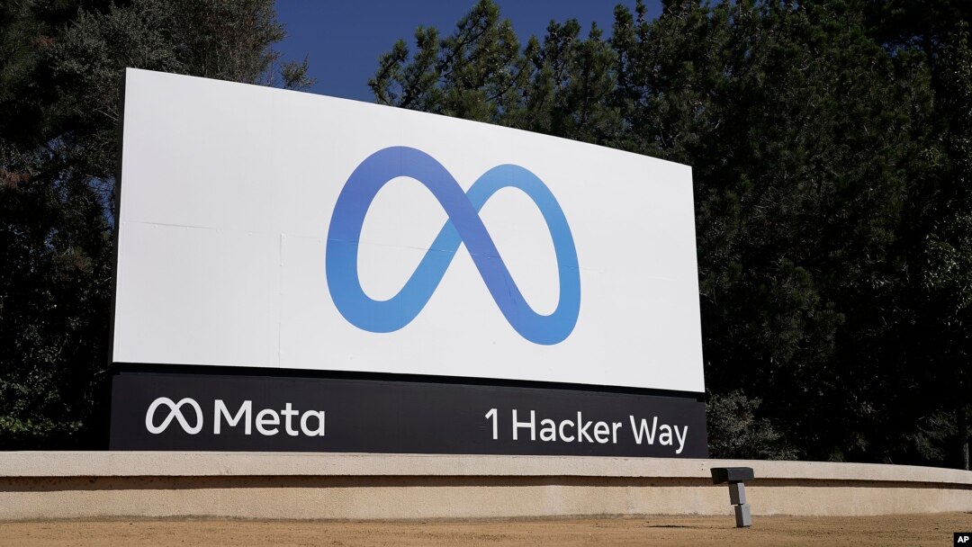 Logo Mete ispred sjedišta kompanije u mjestu Menlo Park u Kaliforniji. (Foto: AP/Tony Avelar)