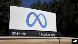 Logo Mete ispred sjedišta kompanije u mjestu Menlo Park u Kaliforniji. (Foto: AP/Tony Avelar)