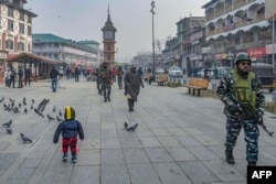 Askari wa miamvuli wakilinda doria katika mji wa Srinagar Desemba 11, 2023. (Photo by TAUSEEF MUSTAFA / AFP)