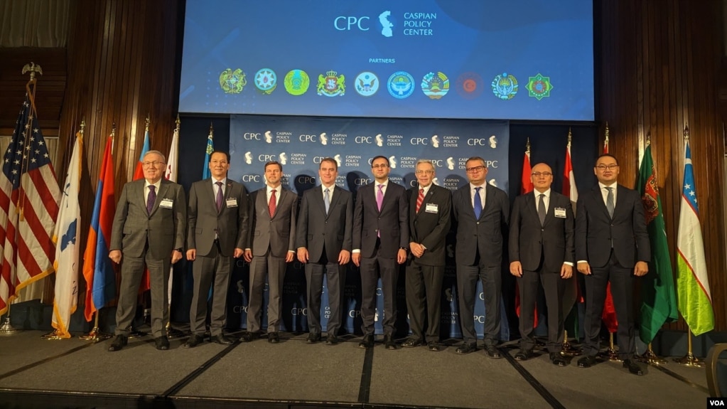 美国官员和来自中亚、高加索和土耳其的大使们2023年5月25日出席华盛顿举行的跨里海论坛(Trans Caspian Forum)。(photo:VOA)