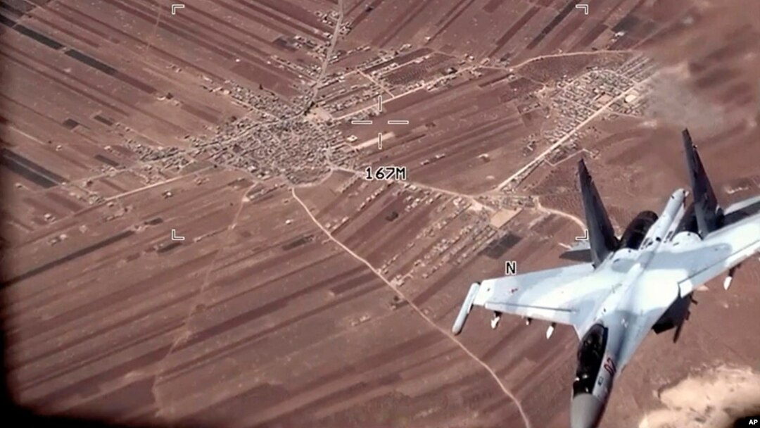 Na ovoj slici sa videa koji su objavile američke ratne snage, ruski SU-35 leti u blizini drona MQ-9 Reaper američkog ratnog zrakoplovstva 5. jula 2023. iznad Sirije.