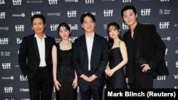Lee Byung-hun, Park Ji-hoo, Um Tae-hwa, Park Bo-young, dan Park Seo-joon saat menghadiri acara pemutaran perdana"Concrete Utopia" untuk Amerika Utara di ajang Toronto International Film Festival di Kanada (REUTERS)