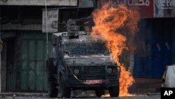 পশ্চিম তীরের নাবলুস শহরে সামরিক অভিযানের পর ইসরাইলি নিরাপত্তা বাহিনীর সঙ্গে সংঘর্ষের সময় এক ফিলিস্তিনি বিক্ষোভকারীর ছোড়া মোলোটভ ককটেল ইসরাইলি সাঁজোয়া গাড়িতে বিস্ফোরিত হয়। (৭ জুলাই, ২০২৩)