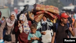 Warga Palestina berjalan kaki meninggalkan wilayah timur Khan Younis di Jalur Gaza, pada 8 Agustus 2024, setelah tentara Israel memerintahkan mereka untuk mengosongkan wilayah tersebut. (Foto: Reuters/Mohammed Salem)