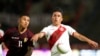 [Archivo] Christian Cueva de Perú, derecha, y Darwin Machis de Venezuela luchan por el balón durante un partido de fútbol de clasificación para la Copa Mundial de la FIFA Qatar 2022 en el estadio Olímpico Universitario de Caracas, Venezuela, el martes 16 de noviembre de 2021. 